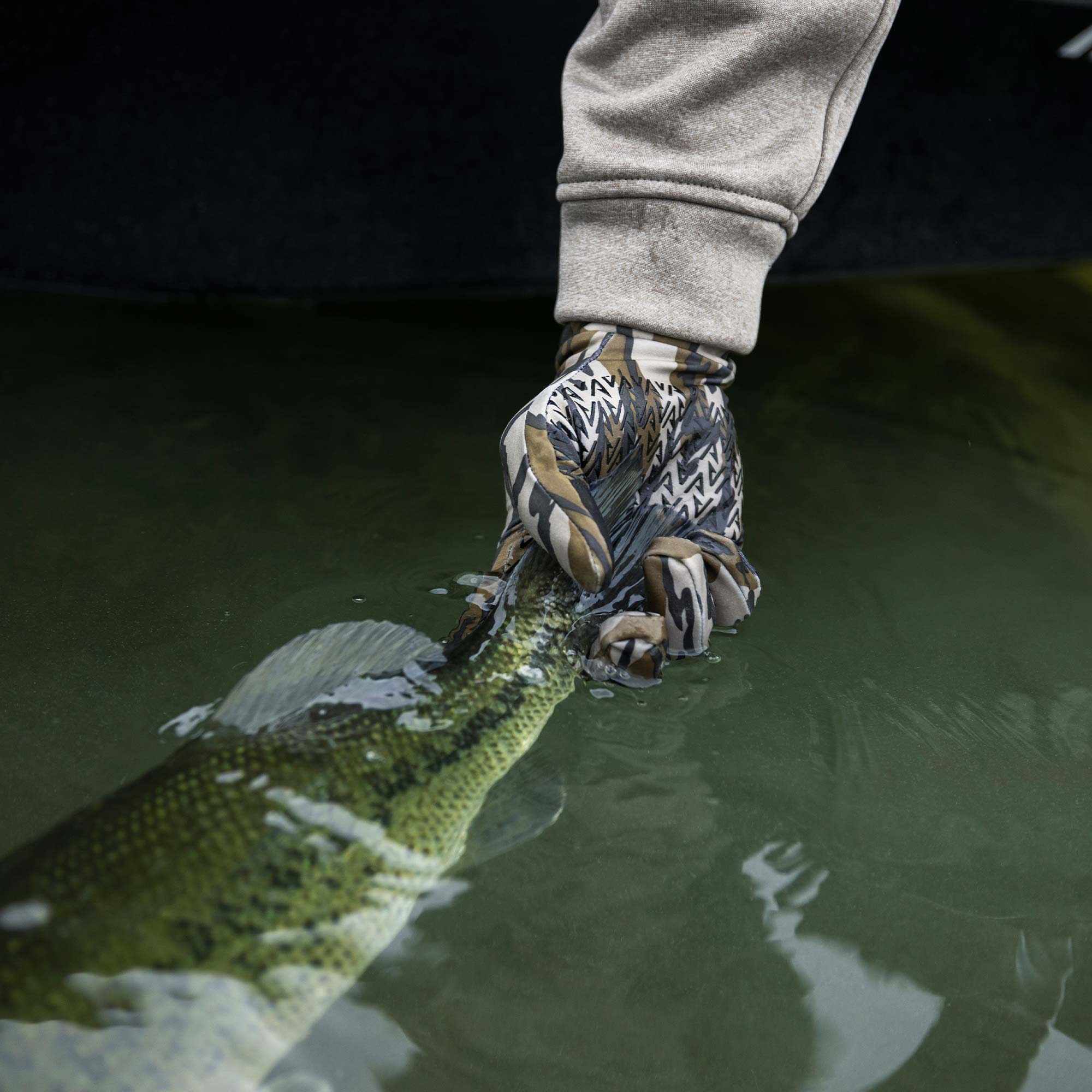 Helm Fishing Gloves - Image 10